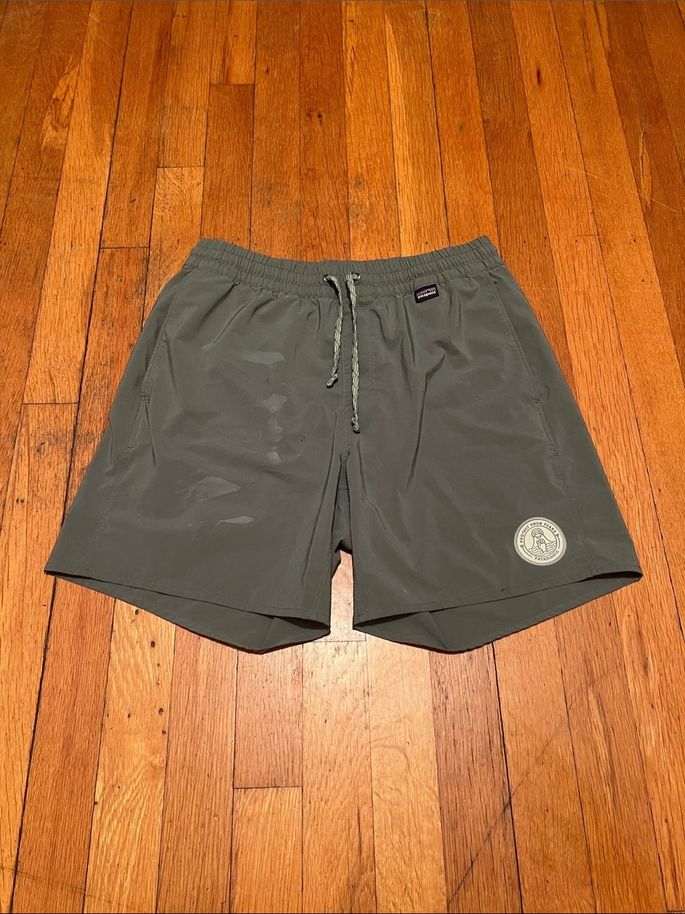 Patagonia Hydropeak Volley Hybrid Shorts in Green, Men’s size Small